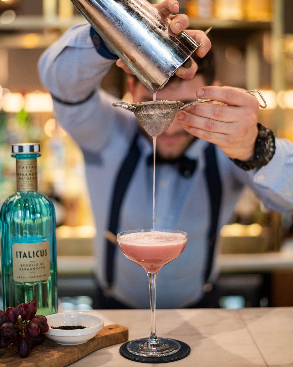 Middle Eight - Covent Garden - Preferred Hotels And Resorts London Exteriör bild A bartender straining a cocktail