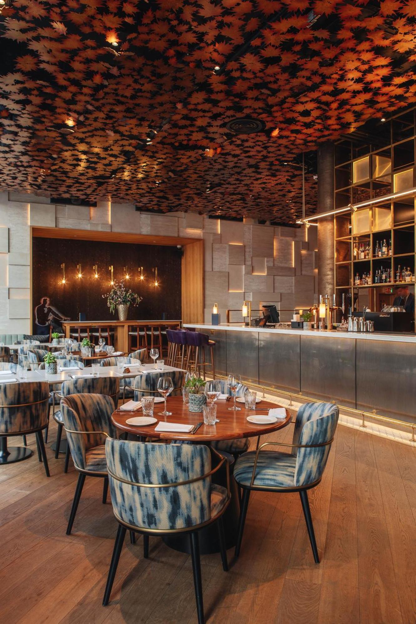 Middle Eight - Covent Garden - Preferred Hotels And Resorts London Exteriör bild The photo shows a stylish restaurant interior. There are round tables set with plates and glasses, surrounded by comfortable chairs. The bar area is sleek and modern, with a counter displaying various bottles. The lighting appears warm and inviting, 